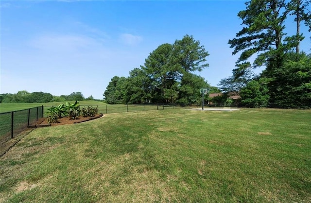 view of yard featuring a rural view