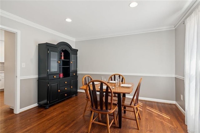 dining area featuring dark wood-style floors, recessed lighting, ornamental molding, and baseboards