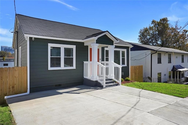 view of front of home featuring a front yard