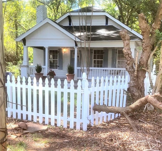 view of front of property featuring a porch