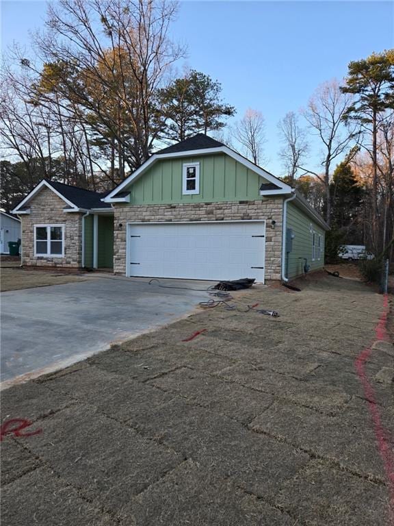 view of front facade featuring a garage and driveway