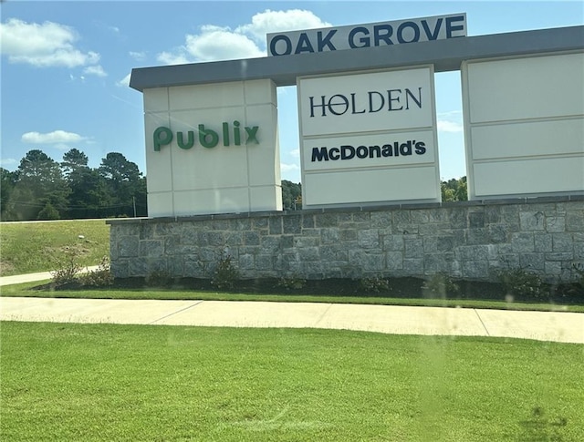 community sign with a lawn