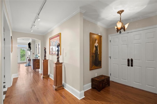 3330 Overland Dr, Roswell, GA 30075 - foyer entrance featuring arched walkways, light wood-style flooring, a chandelier, track lighting, and baseboards