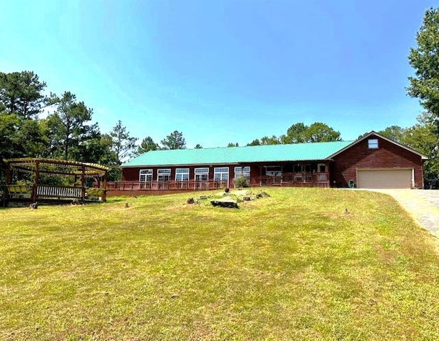 view of front facade with a front yard