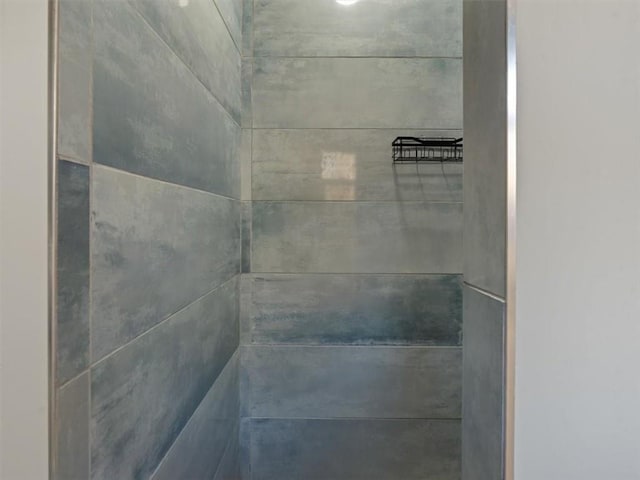 bathroom featuring a tile shower