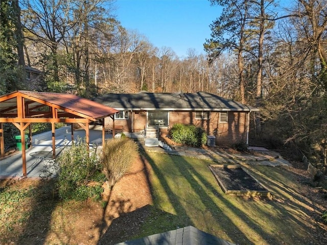 view of front of property with a front yard