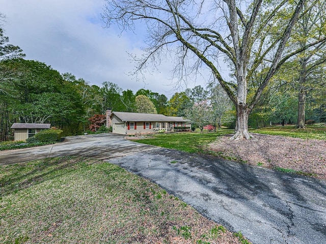 ranch-style home featuring a front lawn