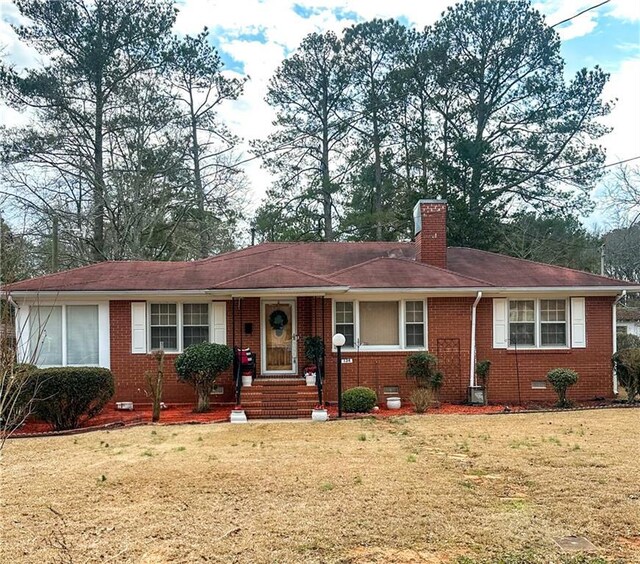 view of front of home with a front yard