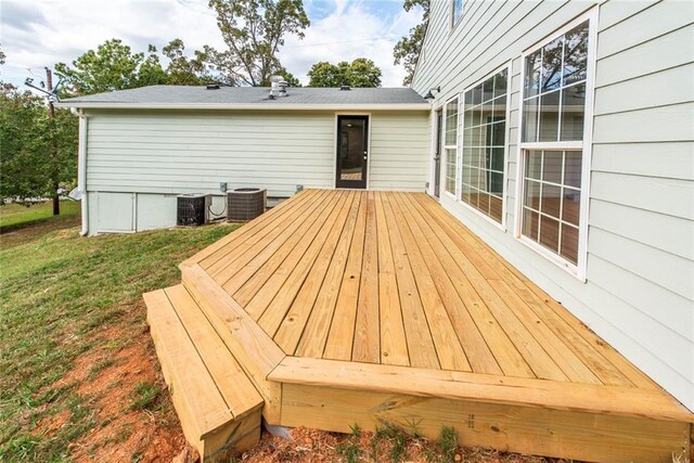 view of yard with a storage shed