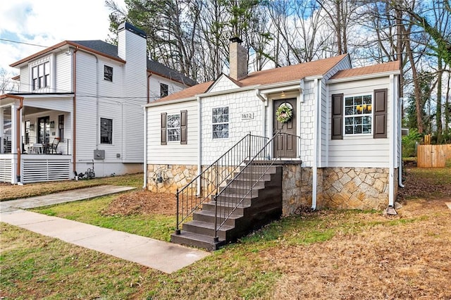 view of front of property featuring a front lawn