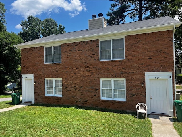 view of front of property featuring a front lawn