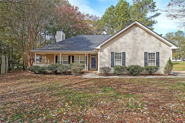 view of front of property featuring a front yard and a porch