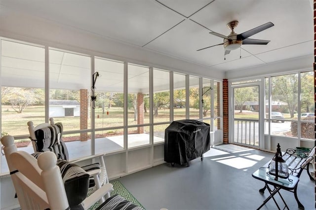 sunroom with ceiling fan