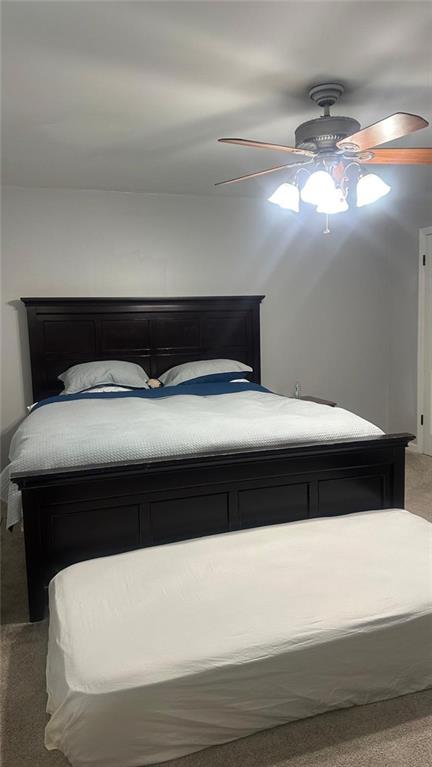 carpeted bedroom featuring ceiling fan