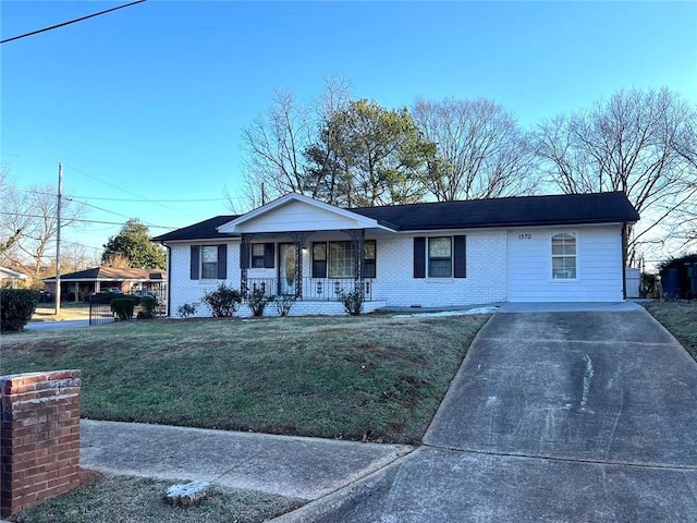 ranch-style home with a front lawn and a porch