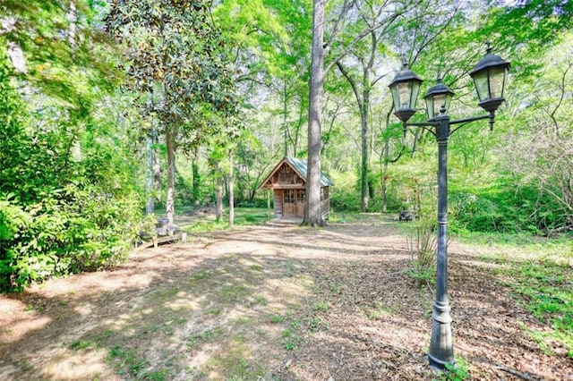 view of yard featuring an outbuilding