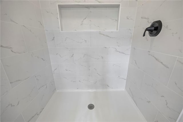 bathroom featuring a tile shower