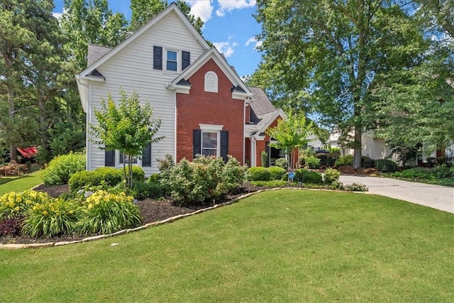 view of front property featuring a front yard