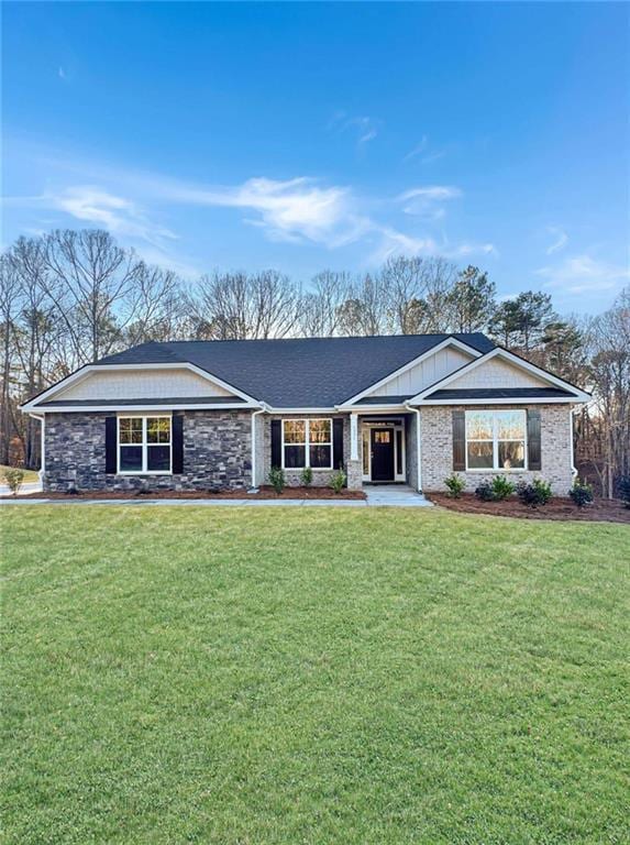 ranch-style home featuring a front lawn