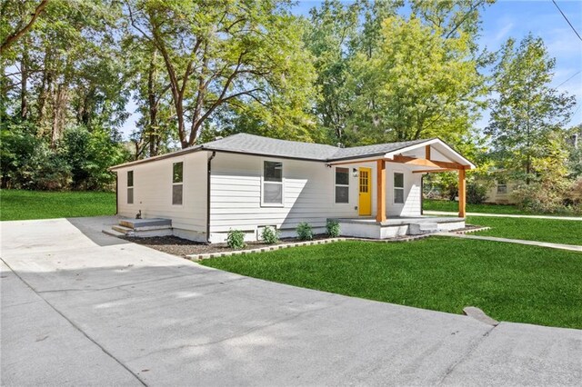 view of front of property featuring covered porch and a front yard