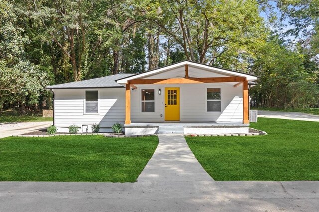 view of front facade featuring a front lawn and a porch