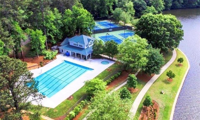 215 Truehedge Trce, Roswell, GA 30076 - aerial view of property and surrounding area with a nearby body of water and a pool