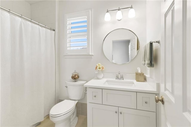 full bathroom featuring curtained shower, vanity, and toilet