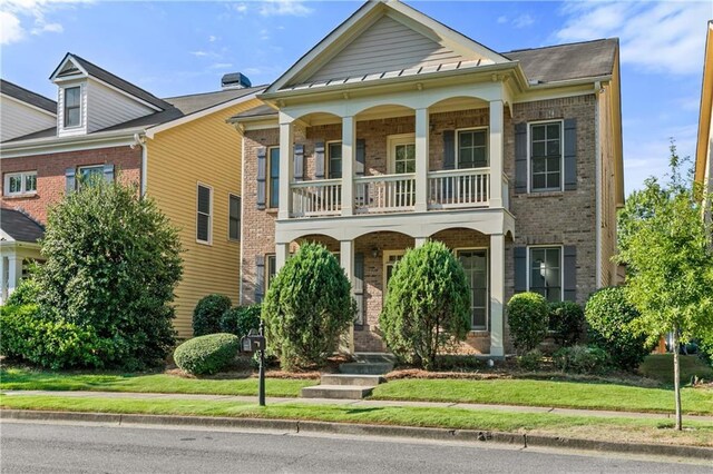 view of front of property with a front lawn