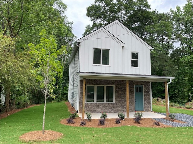 view of front facade with a front yard