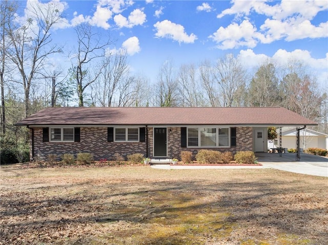 1292 Fernside Dr, Toccoa, GA 30577 - ranch-style home featuring driveway, an attached carport, brick siding, and a front yard