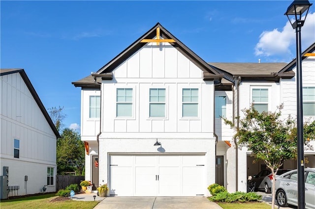 view of front facade featuring a garage