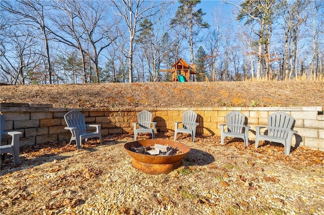 view of yard featuring a fire pit