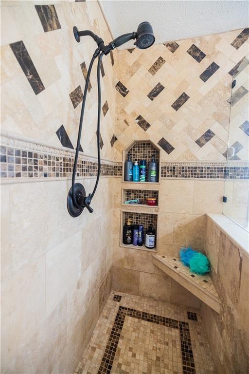 bathroom featuring tiled shower