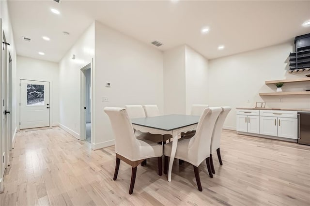 dining area featuring baseboards, visible vents, light wood-style flooring, and recessed lighting