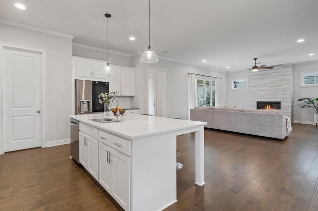 living room featuring crown molding, dark hardwood / wood-style floors, sink, and ceiling fan