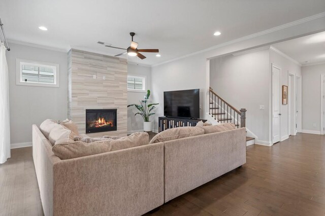 living room featuring dark wood-type flooring, crown molding, sink, and a notable chandelier