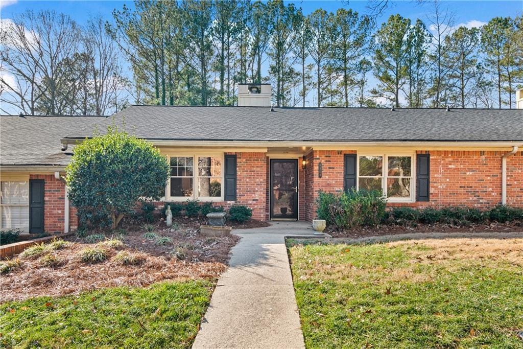 ranch-style house featuring a front yard