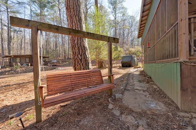 view of yard with an outbuilding