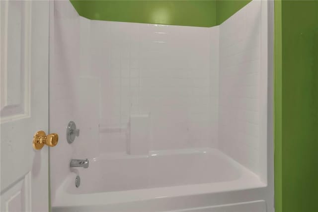 bathroom with tub / shower combination