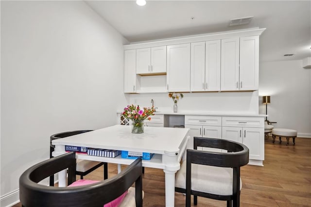 dining room with light wood finished floors, visible vents, recessed lighting, and baseboards