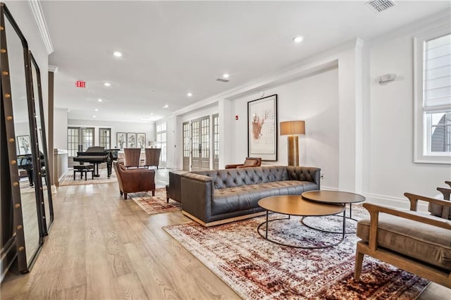 living room with crown molding, light wood-style flooring, recessed lighting, and visible vents