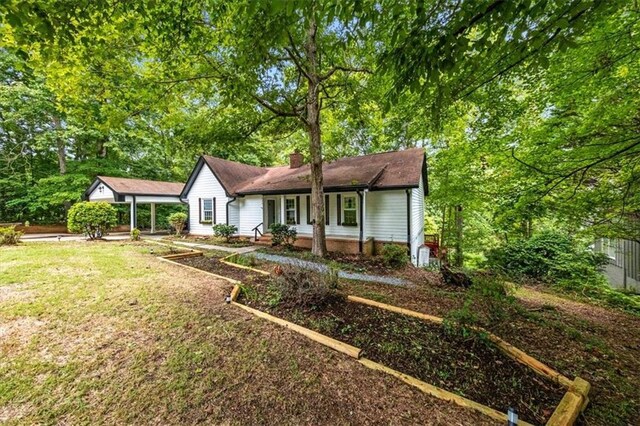 view of front of property featuring a front yard