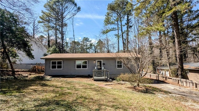 view of front of property featuring fence and a front yard