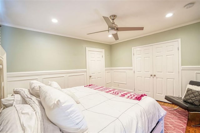 bedroom with recessed lighting, a closet, crown molding, and ceiling fan