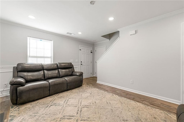 living room featuring recessed lighting, visible vents, ornamental molding, wood finished floors, and baseboards