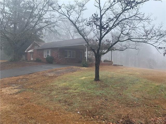 view of front facade featuring a front yard