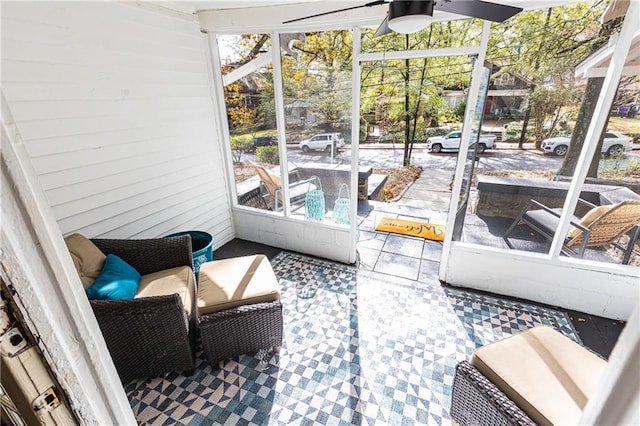 sunroom with ceiling fan