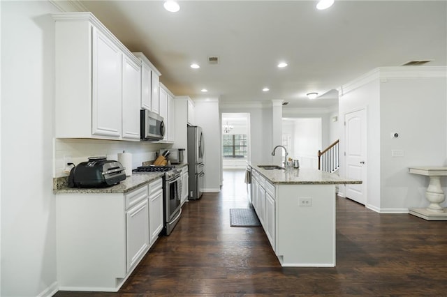 60 Copeland Trce, Dallas, GA 30157 - kitchen featuring appliances with stainless steel finishes, a sink, baseboards, ornamental molding, and recessed lighting