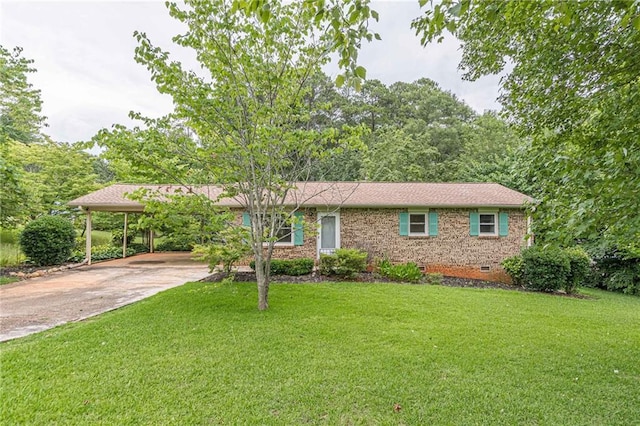 ranch-style home featuring a front lawn and a carport