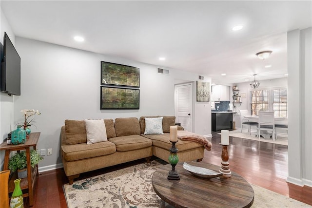 living area featuring dark wood-type flooring, recessed lighting, baseboards, and visible vents